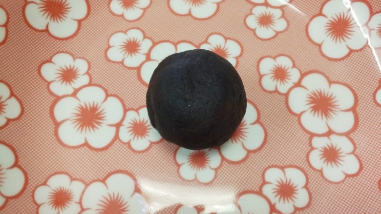 蛋黄酥,最后把蛋黄包裹住,搓成小圆子。