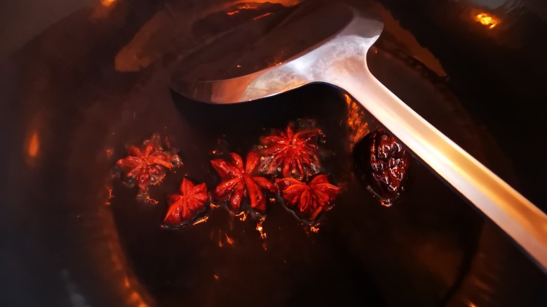 黄焖鸡,油锅烧热放入草果和八角炸香