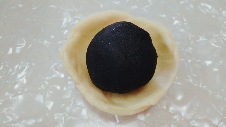 蛋黄酥,取8克左右的面团,擀开后中间放入包好的豆沙蛋黄。
