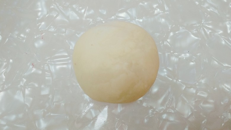 蛋黄酥,把面团将豆沙包裹起来。