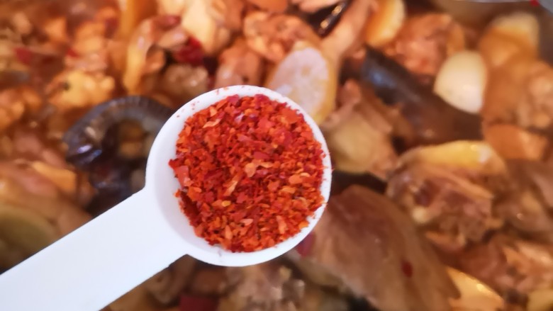 黄焖鸡,加入干辣椒粉后翻炒片刻