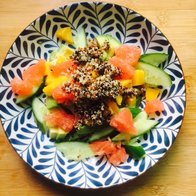 牛油果三色藜麦沙拉,倒入盘中搅拌均匀(西柚剥好也忘记拍照😂)