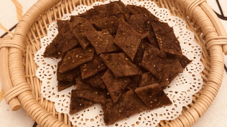 猪肉铺,美味的猪肉铺就出炉喽。因为压的不太薄,所以肉软软的、厚厚的,特别好吃,不会嚼不动或者太干。非常适合老人和小孩吃哦。
