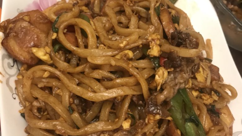 海鲜鸡蛋肉炒面➕肠,鸡蛋炒好出锅备用