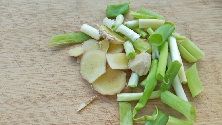 土豆炖豆角,葱姜切好，蒜瓣切碎待用