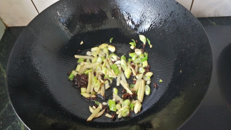 土豆炖豆角,锅中烧油放入葱姜爆香