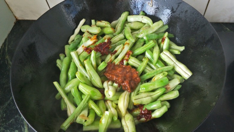 土豆炖豆角,放入土豆<a style='color:red;display:inline-block;' href='/shicai/ 705'>豆瓣酱</a>和<a style='color:red;display:inline-block;' href='/shicai/ 46964'>郫县<a style='color:red;display:inline-block;' href='/shicai/ 705'>豆瓣酱</a></a>倒入耗油放入适量盐面继续翻炒一分钟