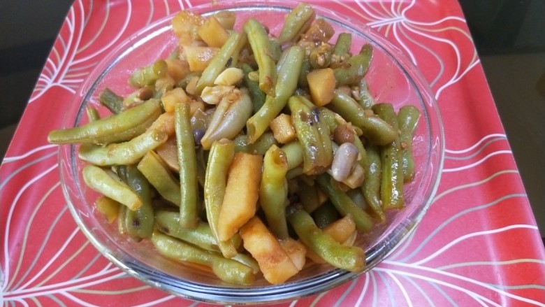 土豆炖豆角,装盘食用