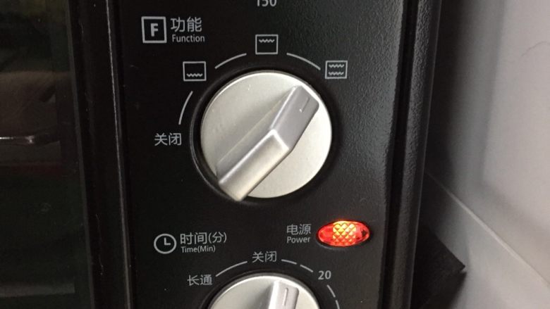 蛋黄焗南瓜(非油炸),烤箱预热170度,烤6分钟