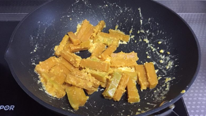 蛋黄焗南瓜(非油炸),倒入南瓜条不停翻炒