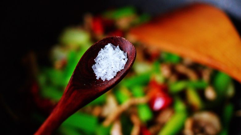 最经典的家常芹菜炒肉,多吃它清热解毒又养血补虚,再加入味精,经典家常菜的芹菜炒肉、不会加<a style='color:red;display:inline-block;' href='/shicai/ 756'>鸡精</a>炒的、所以我加了味精