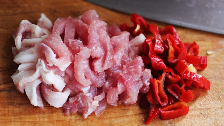 最经典的家常芹菜炒肉,多吃它清热解毒又养血补虚,<a style='color:red;display:inline-block;' href='/shicai/ 414'>猪肉</a>洗净后用刀切成细条,红椒切成丝