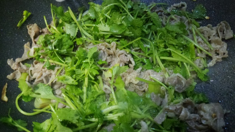 羊肉香菜,再加入香菜。