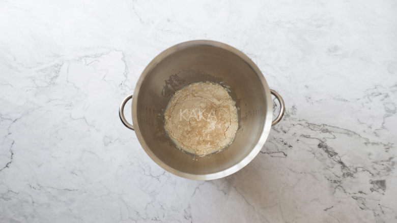 最最好吃的肉桂卷,面团材料中<a style='color:red;display:inline-block;' href='/shicai/ 887'>黄油</a>以外的所有食材放入揉面盆中（放入食材顺序依次为液体、<a style='color:red;display:inline-block;' href='/shicai/ 10588'>糖</a>盐、粉类、酵母）
