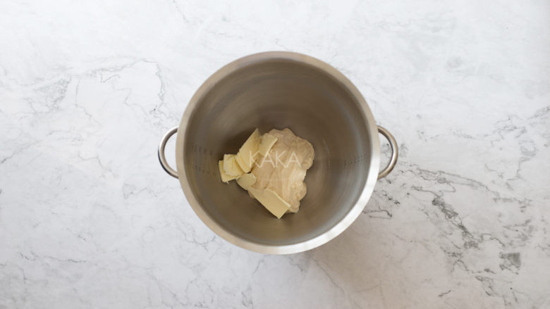 最最好吃的肉桂卷,揉成光滑面团后，加入黄油