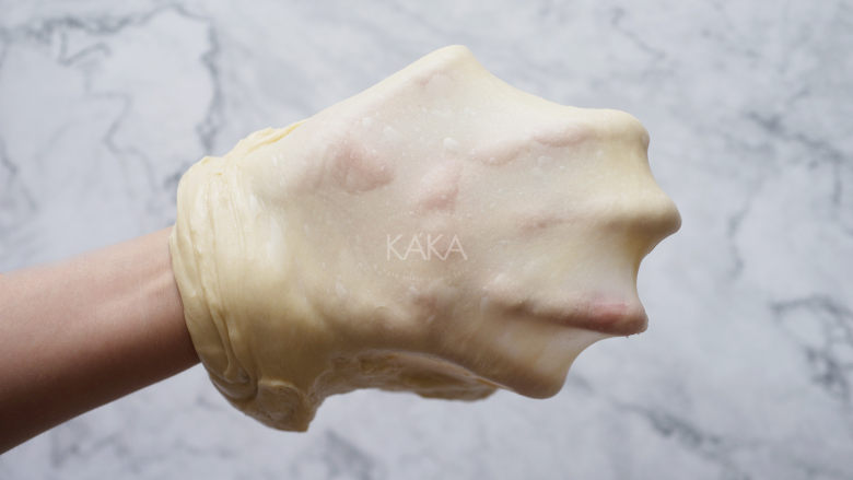 最最好吃的肉桂卷,将面团揉至扩展阶段，可以拉出薄膜