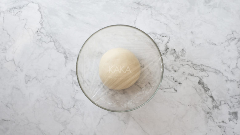 最最好吃的肉桂卷,面团放入容器盖上保鲜膜，放在25-28度的环境中发酵2倍大以上（大概需要1小时以上）