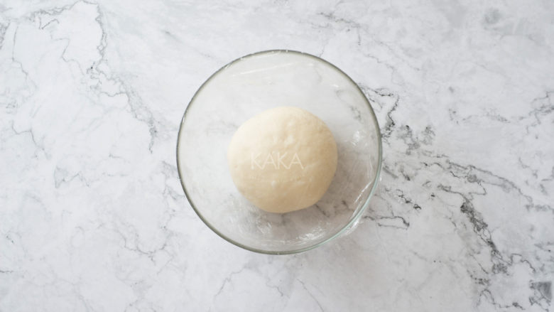 最最好吃的肉桂卷,将发酵好的面团取出，轻拍排气，再次放入容器中盖上保鲜膜，松弛20分钟