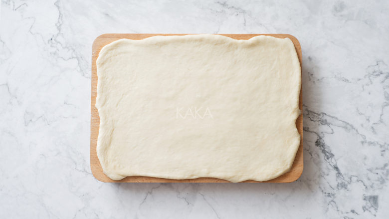 最最好吃的肉桂卷,松弛好的面团擀成面片，大约30CMX22CM