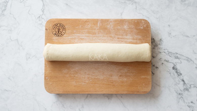 最最好吃的肉桂卷,末端压薄边，将其自上而下卷起，收口粘紧