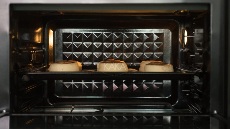 最最好吃的肉桂卷,放入烤箱中层