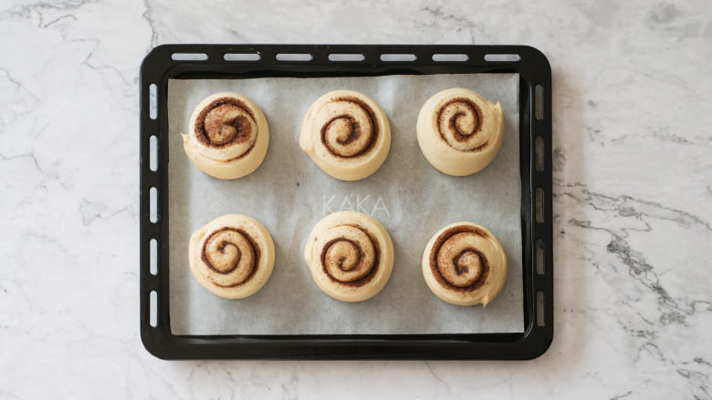 最最好吃的肉桂卷,发酵至2倍大（发酵到差不多烤盘先取出，烤箱设置上下火加热，预热180度）