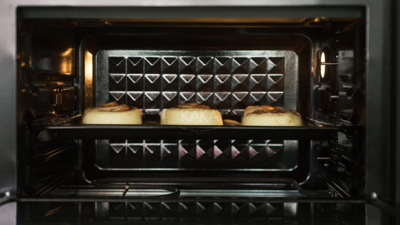 最最好吃的肉桂卷,将烤盘放入预热好的烤箱的中层