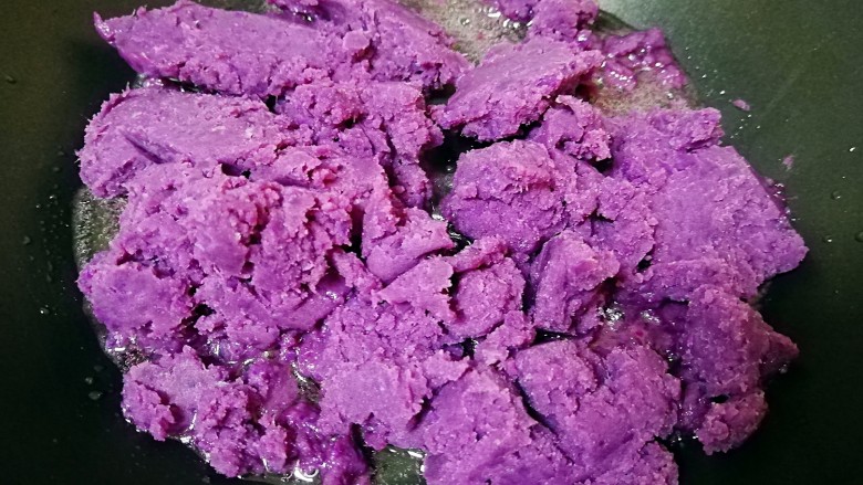 紫薯馅, 不粘锅放油小火烧热,倒入紫薯泥翻炒。