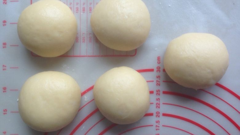 鸡蛋面饼,面团发酵好后,揉面排气,分成五等分。