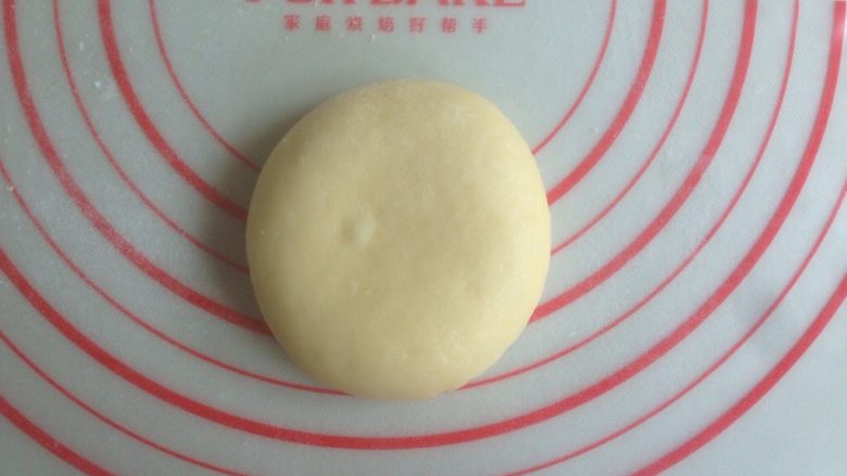 鸡蛋面饼,将小面团用手掌压一下,再用擀面棍擀一下,不要擀太薄要有点厚度。