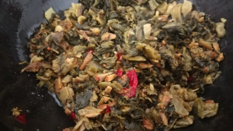 新文美食 家常酸菜鱼,在倒入酸菜炒出酸味儿,在倒入酸菜料包。