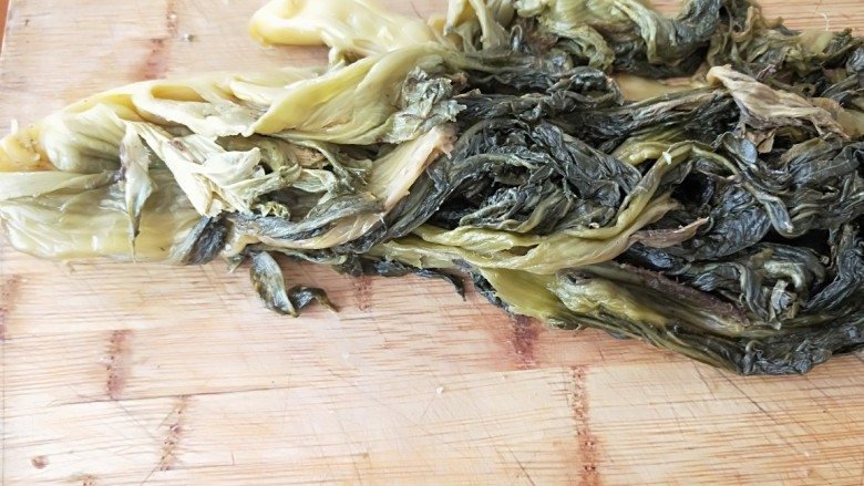 新文美食 家常酸菜鱼,把酸菜用清水一一下在切成小段?