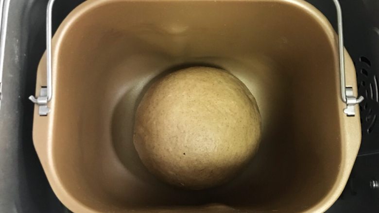 黑麦核桃枸杞面包,把面团整理好放入面包机内,盖上保鲜膜进行发酵。