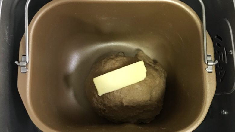 黑麦核桃枸杞面包,揉至约15分钟面团成型,加入黄油继续揉面。