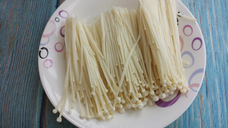 培根卷,金针菇洗干净,去掉根部。