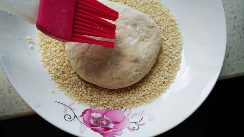 香酥芝麻烧饼,表面刷适量水