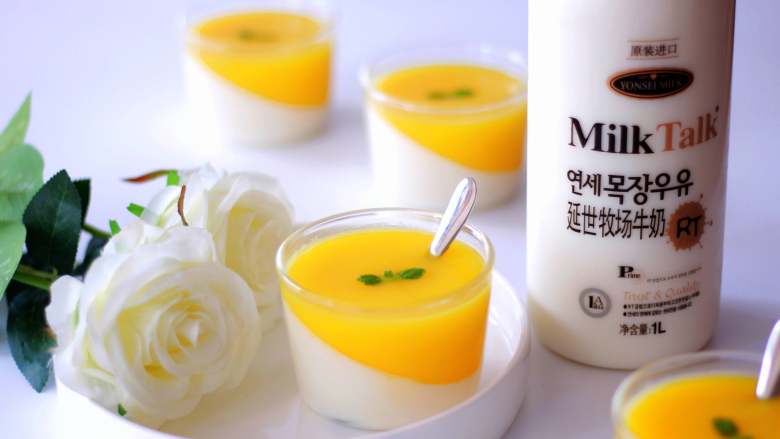 承味延世芒果牛奶布丁,表面装饰薄荷叶点缀,这样一份奶香浓郁,美味可口的牛奶芒果布丁就完成了。