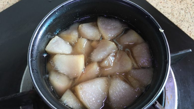 蜜桃慕斯,刮刀搅拌使桃子肉不要粘底,煮至沸腾之后,再持续煮至桃肉颜色变淡,桃子水变红、稍有稠状(要用颜色红的<a style='color:red;display:inline-block;' href='/shicai/ 2408'>水蜜桃</a>煮出来的桃子水比较红,我的不够红)