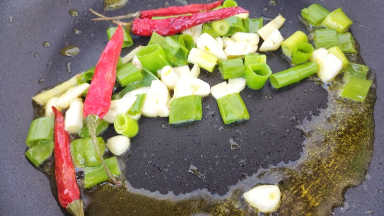 黄豆炒肉,葱姜蒜放进去炒,再把干辣椒放进去。