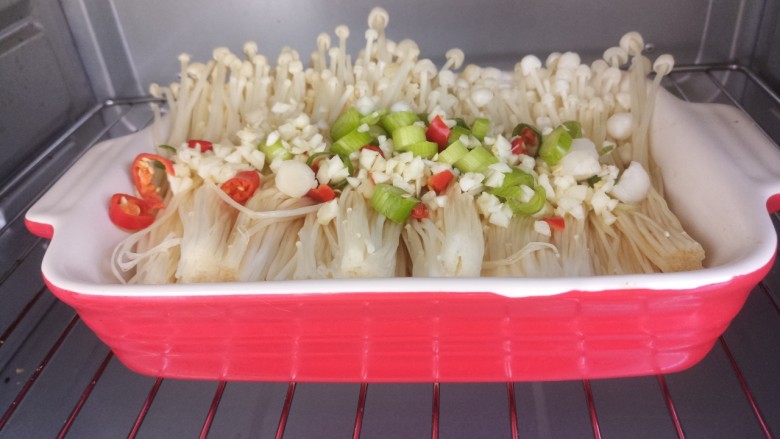 烤金针菇,然后入烤箱烤15分钟,180度上下火。