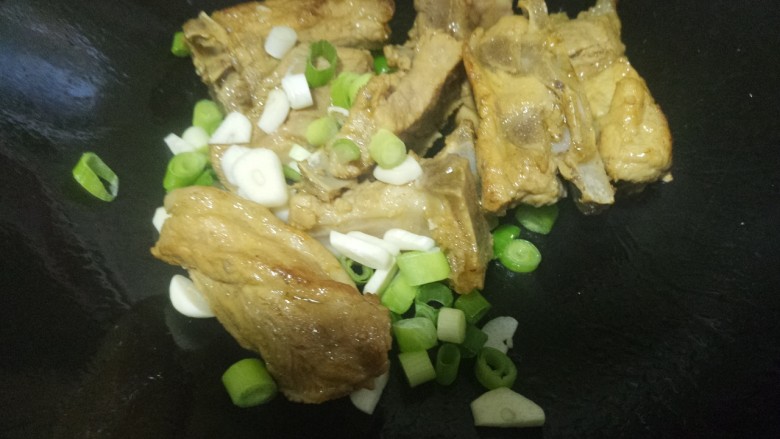 香喷喷的排骨焖饭,翻炒几下,加入葱姜蒜。