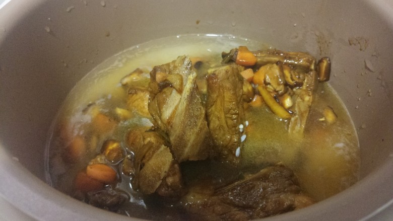 香喷喷的排骨焖饭,然后电饭锅里放入米和水,再把炒好的菜放进去。