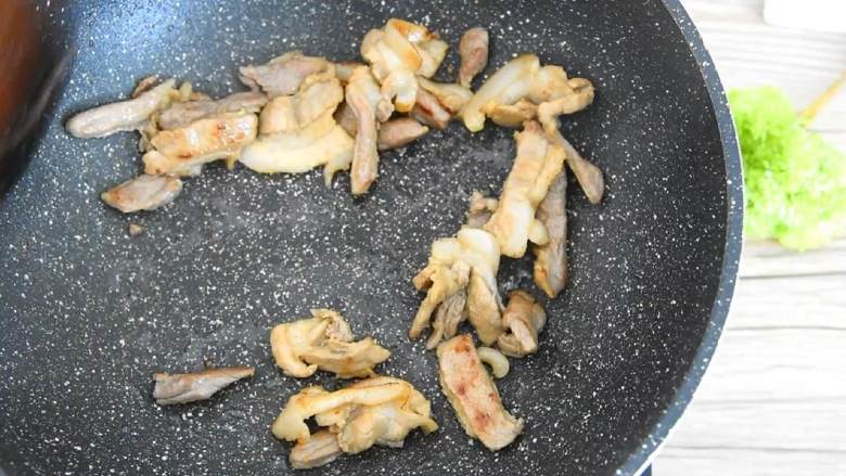 家常小炒肉—这个一定是很多人的最爱了,香辣美味超下饭,肉片炒至表面微焦盛出。