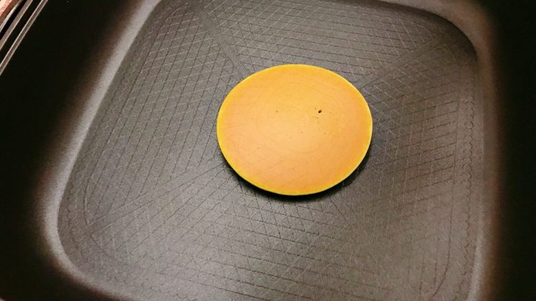 抹茶松饼,然后翻面,再继续煎5分钟。依次煎完所有。