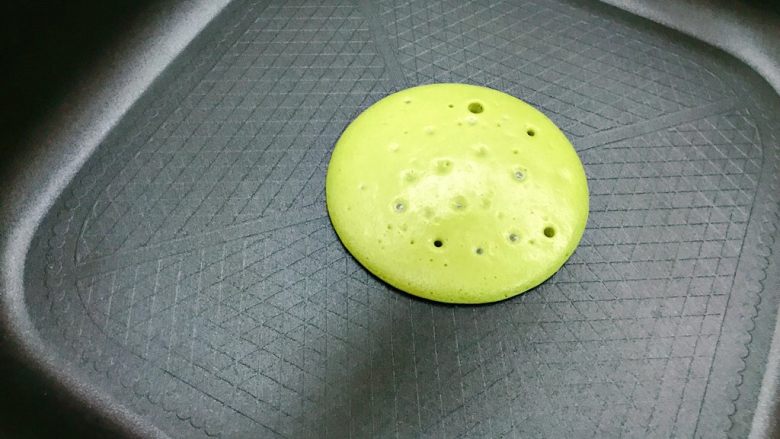 抹茶松饼,约10分钟,按个人的锅的热度哦,我这个小火要10分钟,表面出现气泡,疑固。