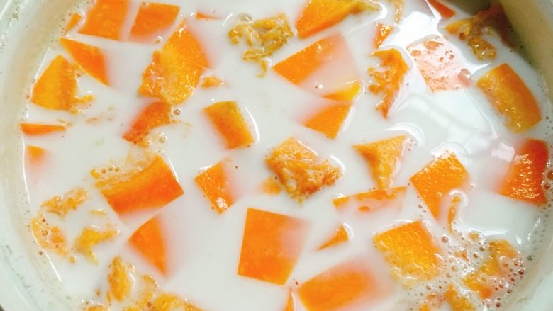 燕麦米金瓜牛奶糖水 香甜滋润,加入金瓜,一起煮,