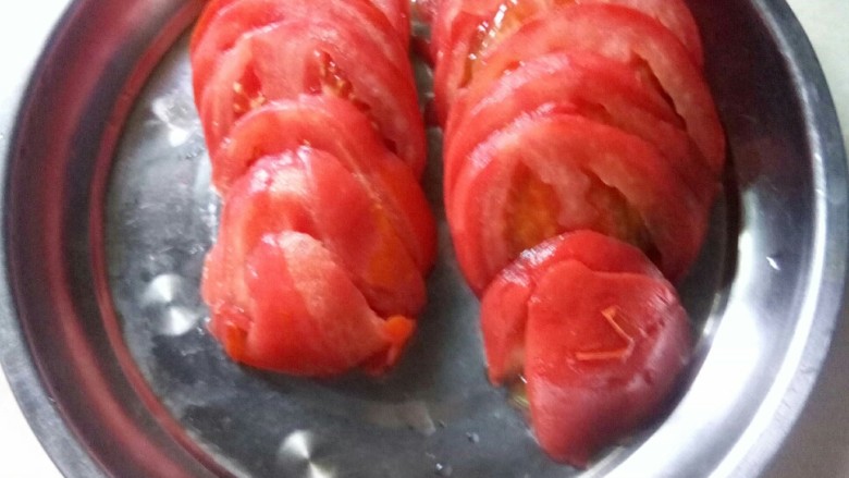 番茄南瓜鱼丸汤,<a style='color:red;display:inline-block;' href='/shicai/ 59'>番茄</a>洗净,去皮,切片。
