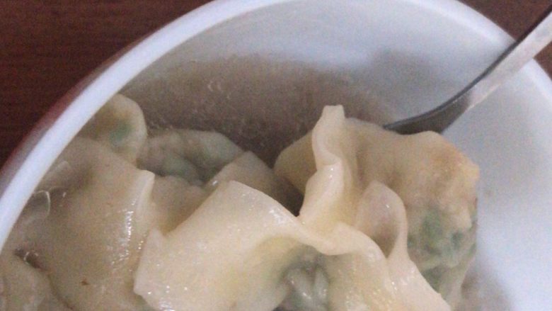 瘦肉韭菜云吞之处女座,先把汤烧开再放进去云吞,用汤勺往同一个方向搅拌,不让云吞粘锅。一直用中小火,也可防止云吞破裂。