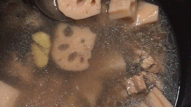 瘦肉韭菜云吞之处女座,从材料买到家,就开始炖的排骨莲藕汤,也基本炖熟了。刚刚可以用这个汤来煮云吞。