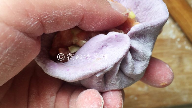 大肉包(紫甘蓝版),左手大拇指按着馅料,右手揪着面皮一路打褶过去。全部包完,放在温暖处醒发最起码20分钟,醒发的同时把水烧开,馒头上锅,蒸20分钟,然后焖个1、2分钟,开盖出锅